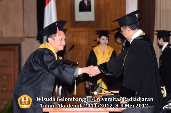 wisuda-unpad-gel-iii-2011_2012-fakultas-hukum-oleh-rektor-138