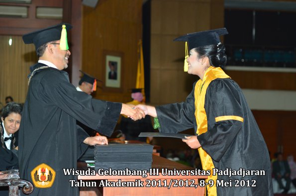 wisuda-unpad-gel-iii-2011_2012-fakultas-ilmu-komunikasi-oleh-dekan-021