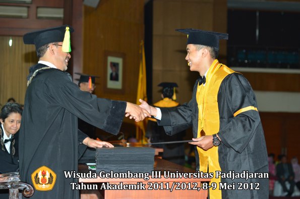 wisuda-unpad-gel-iii-2011_2012-fakultas-ilmu-komunikasi-oleh-dekan-022