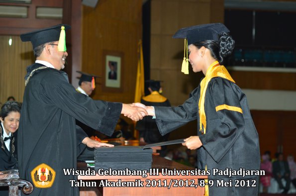 wisuda-unpad-gel-iii-2011_2012-fakultas-ilmu-komunikasi-oleh-dekan-024