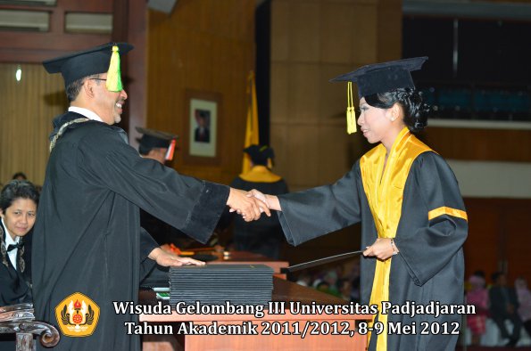 wisuda-unpad-gel-iii-2011_2012-fakultas-ilmu-komunikasi-oleh-dekan-026