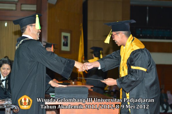 wisuda-unpad-gel-iii-2011_2012-fakultas-ilmu-komunikasi-oleh-dekan-027