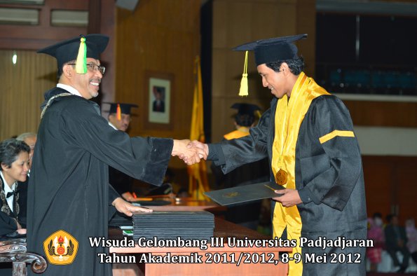 wisuda-unpad-gel-iii-2011_2012-fakultas-ilmu-komunikasi-oleh-dekan-029