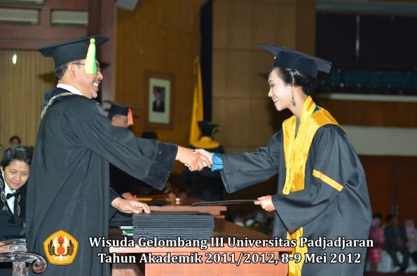 wisuda-unpad-gel-iii-2011_2012-fakultas-ilmu-komunikasi-oleh-dekan-030