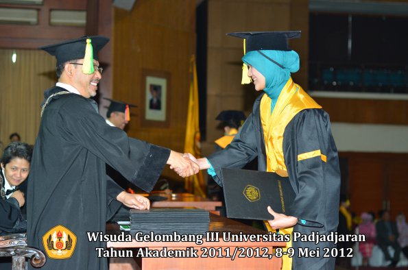 wisuda-unpad-gel-iii-2011_2012-fakultas-ilmu-komunikasi-oleh-dekan-031