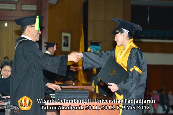 wisuda-unpad-gel-iii-2011_2012-fakultas-ilmu-komunikasi-oleh-dekan-032