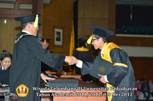 wisuda-unpad-gel-iii-2011_2012-fakultas-ilmu-komunikasi-oleh-dekan-034