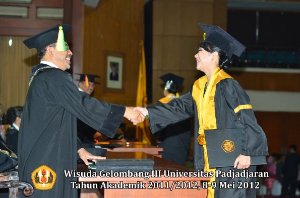 wisuda-unpad-gel-iii-2011_2012-fakultas-ilmu-komunikasi-oleh-dekan-038