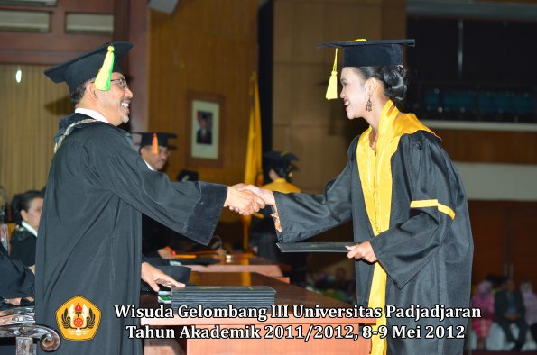 wisuda-unpad-gel-iii-2011_2012-fakultas-ilmu-komunikasi-oleh-dekan-039