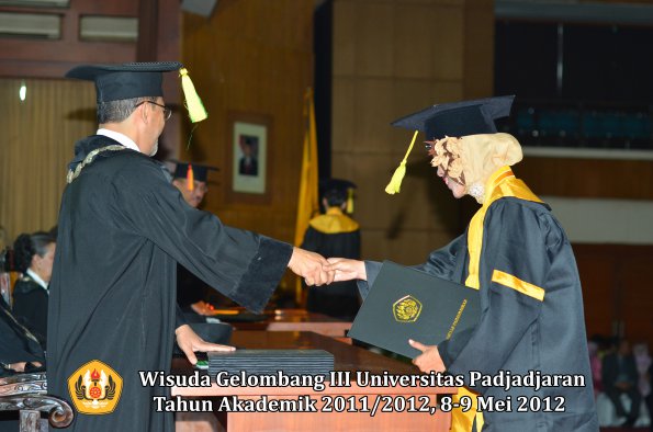 wisuda-unpad-gel-iii-2011_2012-fakultas-ilmu-komunikasi-oleh-dekan-040