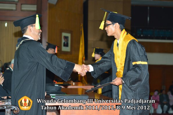 wisuda-unpad-gel-iii-2011_2012-fakultas-ilmu-komunikasi-oleh-dekan-043