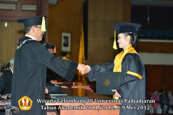 wisuda-unpad-gel-iii-2011_2012-fakultas-ilmu-komunikasi-oleh-dekan-046