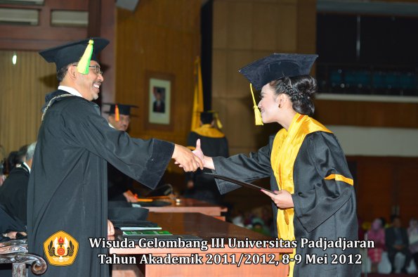 wisuda-unpad-gel-iii-2011_2012-fakultas-ilmu-komunikasi-oleh-dekan-049