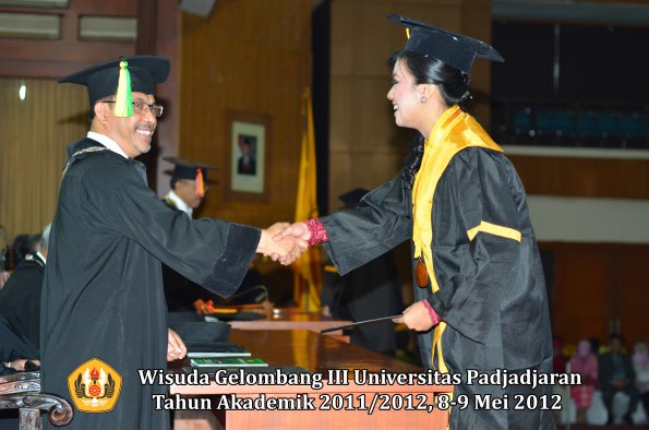 wisuda-unpad-gel-iii-2011_2012-fakultas-ilmu-komunikasi-oleh-dekan-050