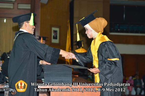 wisuda-unpad-gel-iii-2011_2012-fakultas-ilmu-komunikasi-oleh-dekan-056