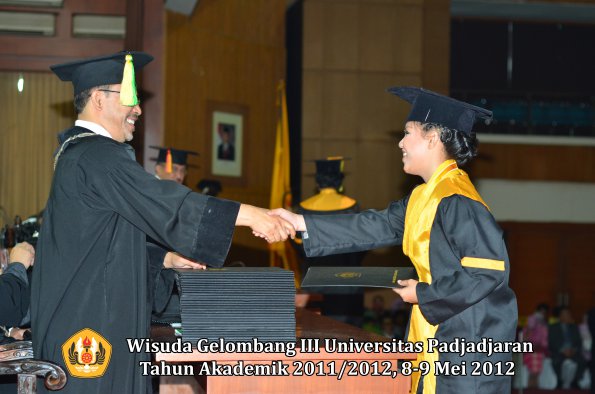 wisuda-unpad-gel-iii-2011_2012-fakultas-ilmu-komunikasi-oleh-dekan-059