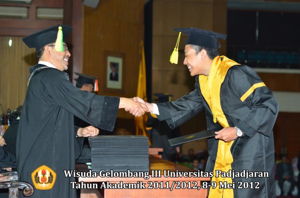 wisuda-unpad-gel-iii-2011_2012-fakultas-ilmu-komunikasi-oleh-dekan-060