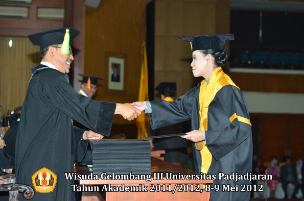 wisuda-unpad-gel-iii-2011_2012-fakultas-ilmu-komunikasi-oleh-dekan-062