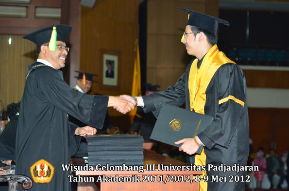 wisuda-unpad-gel-iii-2011_2012-fakultas-ilmu-komunikasi-oleh-dekan-065