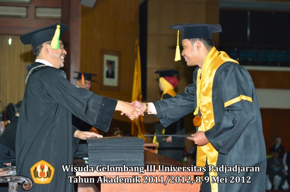 wisuda-unpad-gel-iii-2011_2012-fakultas-ilmu-komunikasi-oleh-dekan-067