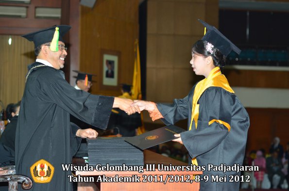 wisuda-unpad-gel-iii-2011_2012-fakultas-ilmu-komunikasi-oleh-dekan-068