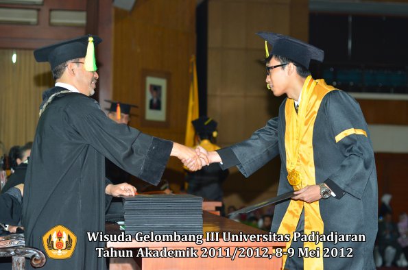 wisuda-unpad-gel-iii-2011_2012-fakultas-ilmu-komunikasi-oleh-dekan-069