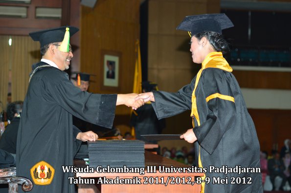 wisuda-unpad-gel-iii-2011_2012-fakultas-ilmu-komunikasi-oleh-dekan-070