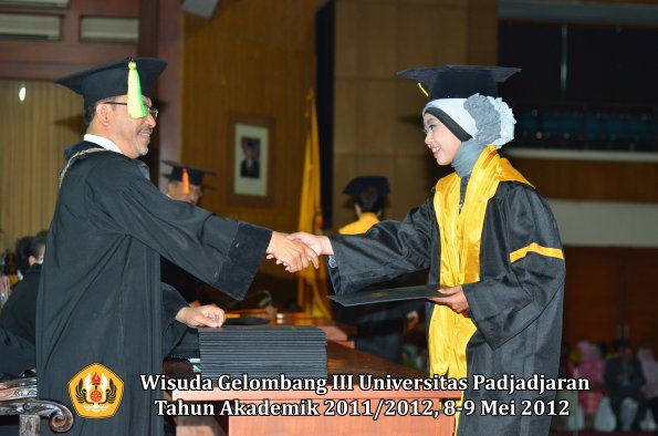 wisuda-unpad-gel-iii-2011_2012-fakultas-ilmu-komunikasi-oleh-dekan-075