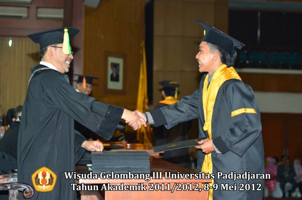 wisuda-unpad-gel-iii-2011_2012-fakultas-ilmu-komunikasi-oleh-dekan-077