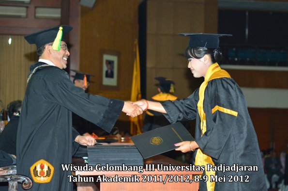 wisuda-unpad-gel-iii-2011_2012-fakultas-ilmu-komunikasi-oleh-dekan-078