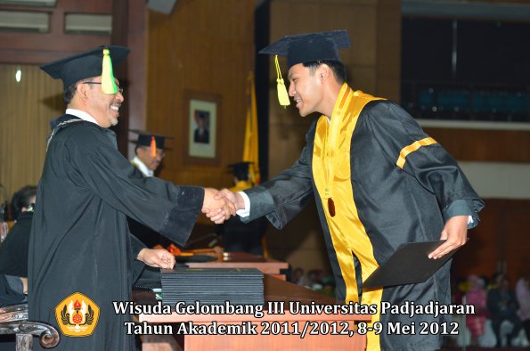 wisuda-unpad-gel-iii-2011_2012-fakultas-ilmu-komunikasi-oleh-dekan-079