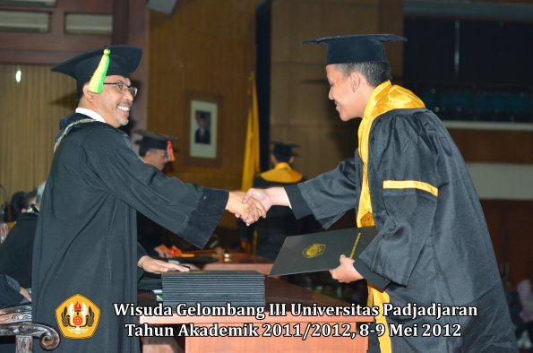 wisuda-unpad-gel-iii-2011_2012-fakultas-ilmu-komunikasi-oleh-dekan-080