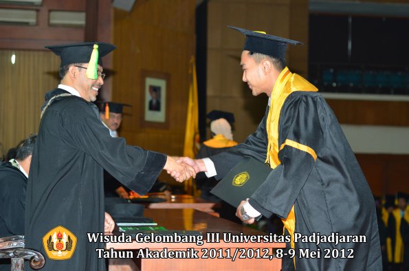 wisuda-unpad-gel-iii-2011_2012-fakultas-ilmu-komunikasi-oleh-dekan-100