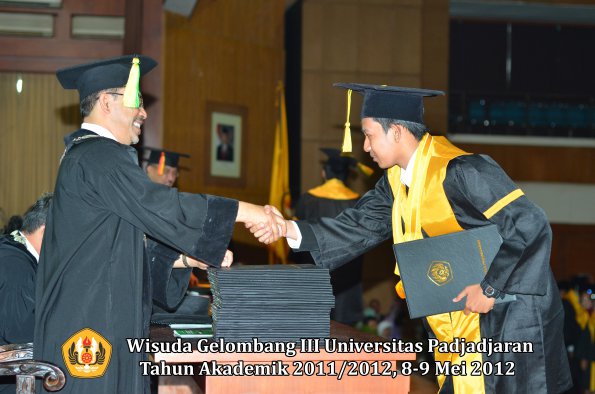 wisuda-unpad-gel-iii-2011_2012-fakultas-ilmu-komunikasi-oleh-dekan-106