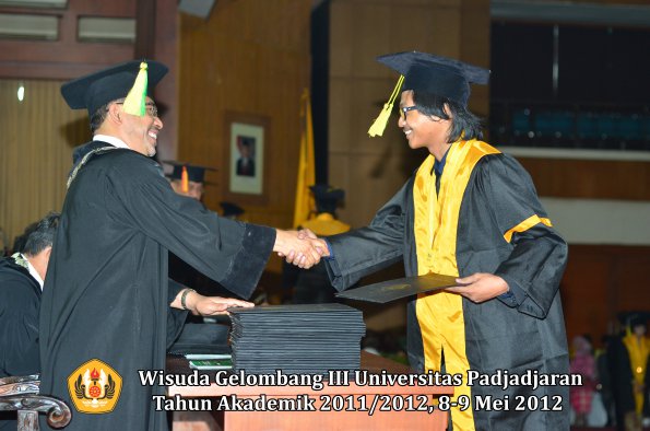 wisuda-unpad-gel-iii-2011_2012-fakultas-ilmu-komunikasi-oleh-dekan-115