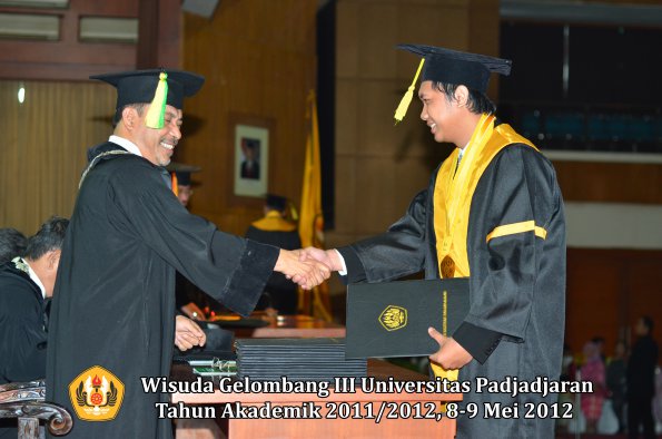 wisuda-unpad-gel-iii-2011_2012-fakultas-ilmu-komunikasi-oleh-dekan-131