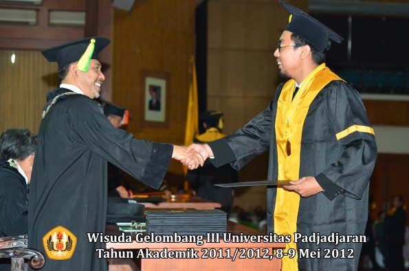 wisuda-unpad-gel-iii-2011_2012-fakultas-ilmu-komunikasi-oleh-dekan-132