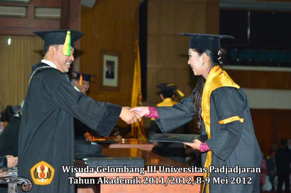 wisuda-unpad-gel-iii-2011_2012-fakultas-ilmu-komunikasi-oleh-dekan-142