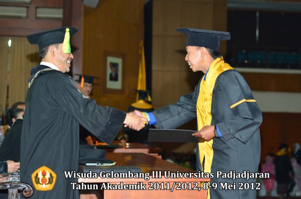 wisuda-unpad-gel-iii-2011_2012-fakultas-ilmu-komunikasi-oleh-dekan-147