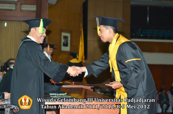 wisuda-unpad-gel-iii-2011_2012-fakultas-ilmu-komunikasi-oleh-dekan-151