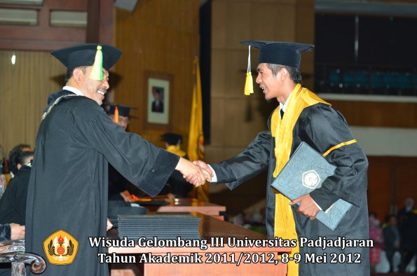 wisuda-unpad-gel-iii-2011_2012-fakultas-ilmu-komunikasi-oleh-dekan-153