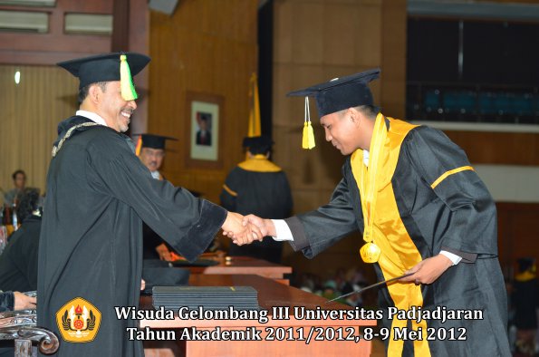 wisuda-unpad-gel-iii-2011_2012-fakultas-ilmu-komunikasi-oleh-dekan-159