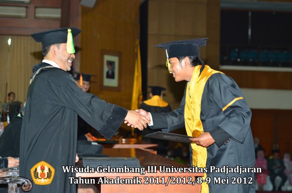 wisuda-unpad-gel-iii-2011_2012-fakultas-ilmu-komunikasi-oleh-dekan-162