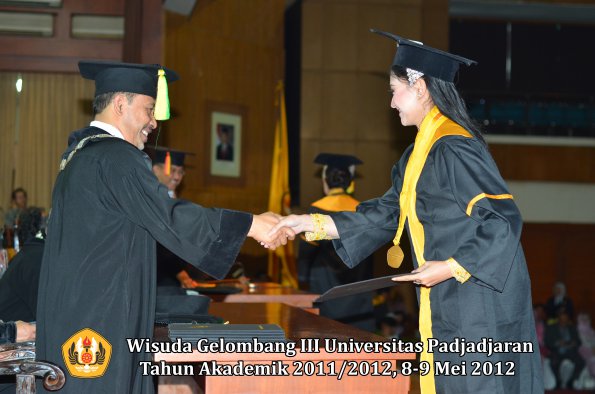 wisuda-unpad-gel-iii-2011_2012-fakultas-ilmu-komunikasi-oleh-dekan-164