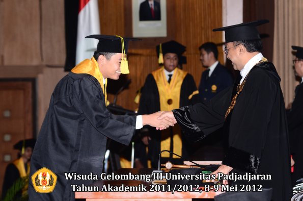 wisuda-unpad-gel-iii-2011_2012-fakultas-ilmu-komunikasi-oleh-rektor-006