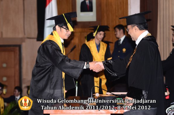 wisuda-unpad-gel-iii-2011_2012-fakultas-ilmu-komunikasi-oleh-rektor-012