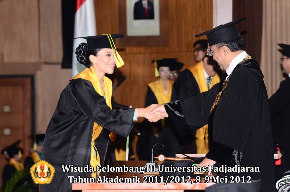 wisuda-unpad-gel-iii-2011_2012-fakultas-ilmu-komunikasi-oleh-rektor-024