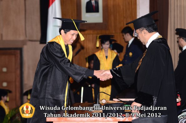 wisuda-unpad-gel-iii-2011_2012-fakultas-ilmu-komunikasi-oleh-rektor-029