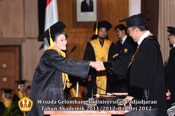 wisuda-unpad-gel-iii-2011_2012-fakultas-ilmu-komunikasi-oleh-rektor-032