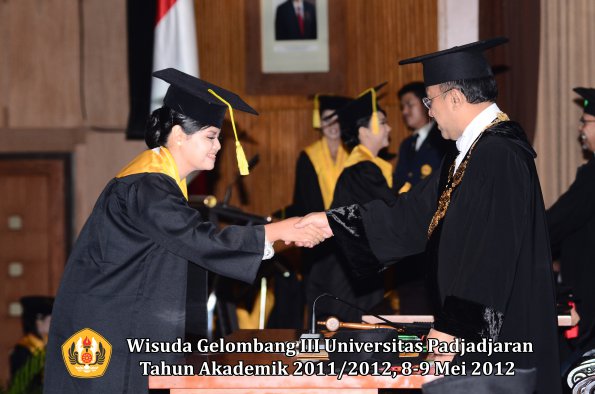 wisuda-unpad-gel-iii-2011_2012-fakultas-ilmu-komunikasi-oleh-rektor-037